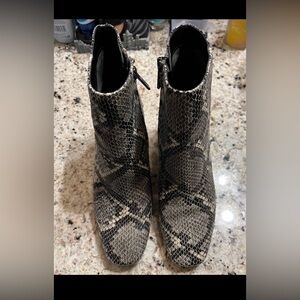 Circus by Sam Edelman Womens Kate Black-Ivory Ankle Boots